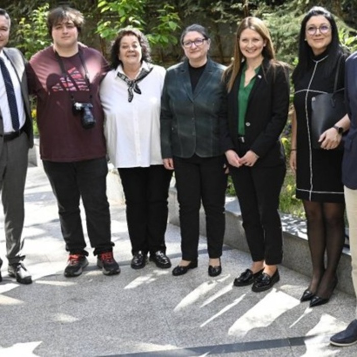 da-si-razlichnichen-v-duma_700x700_crop_478b24840a